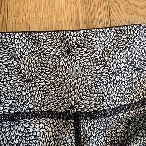 Lululemon Black & White Floral Leggings Waistband wunder under